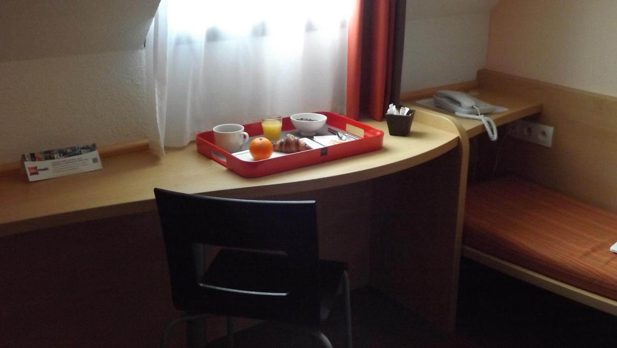Hotel Ibis Bayeux Port En Bessin Esterno foto