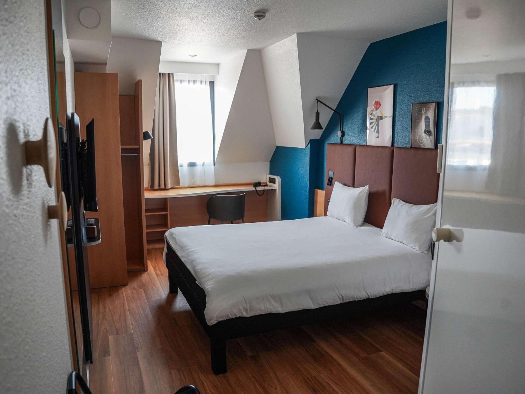 Hotel Ibis Bayeux Port En Bessin Esterno foto
