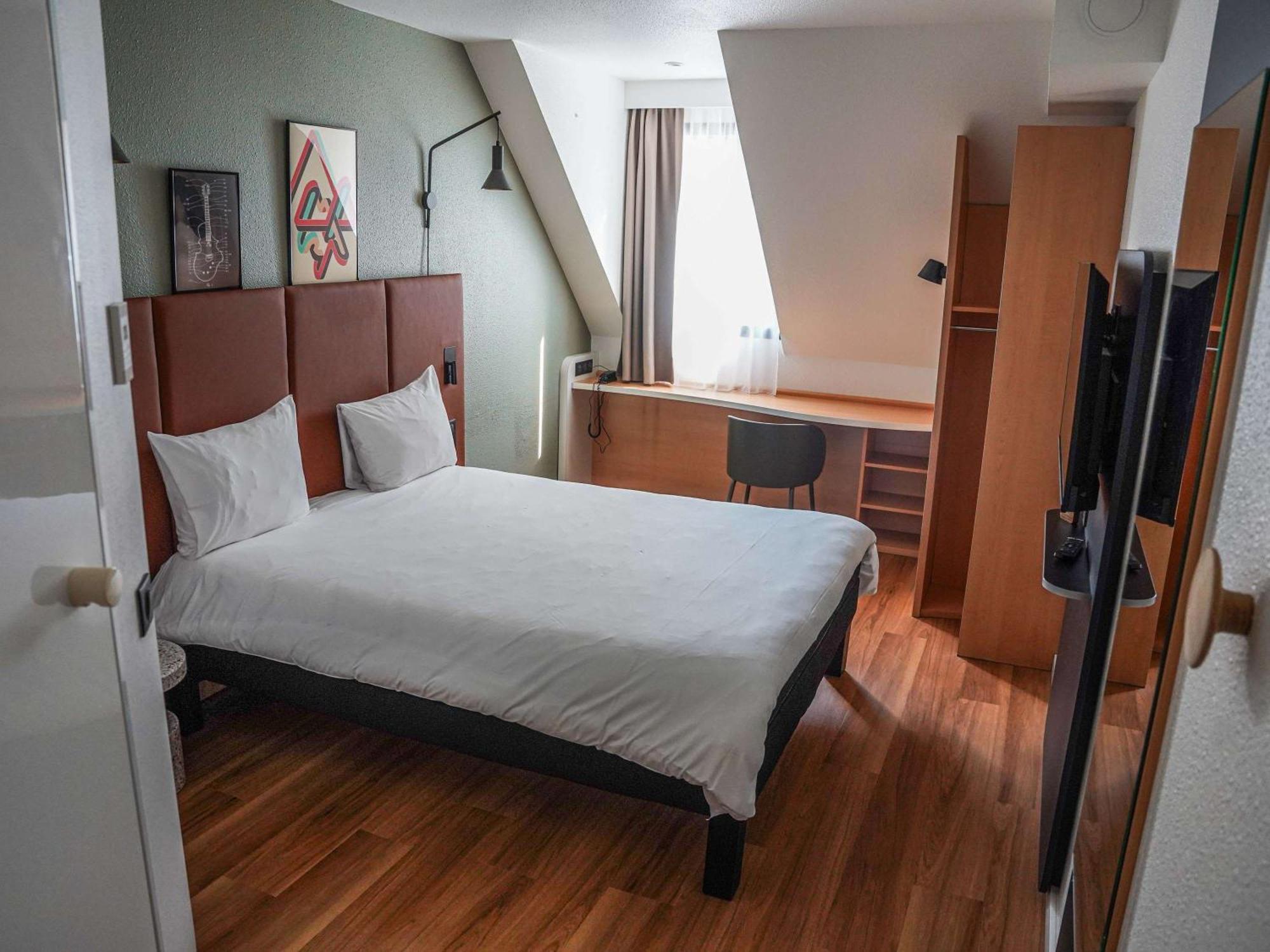 Hotel Ibis Bayeux Port En Bessin Esterno foto