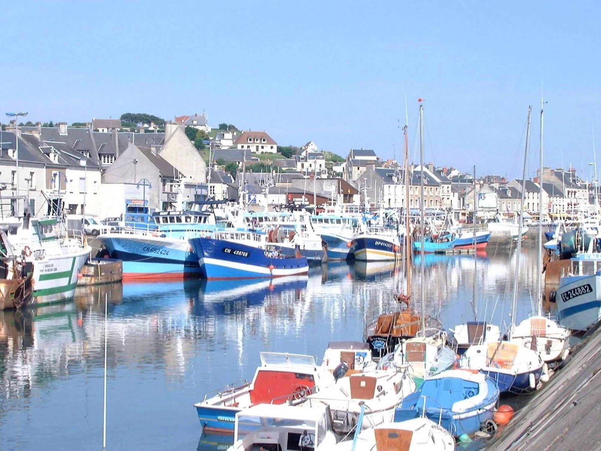 Hotel Ibis Bayeux Port En Bessin Esterno foto