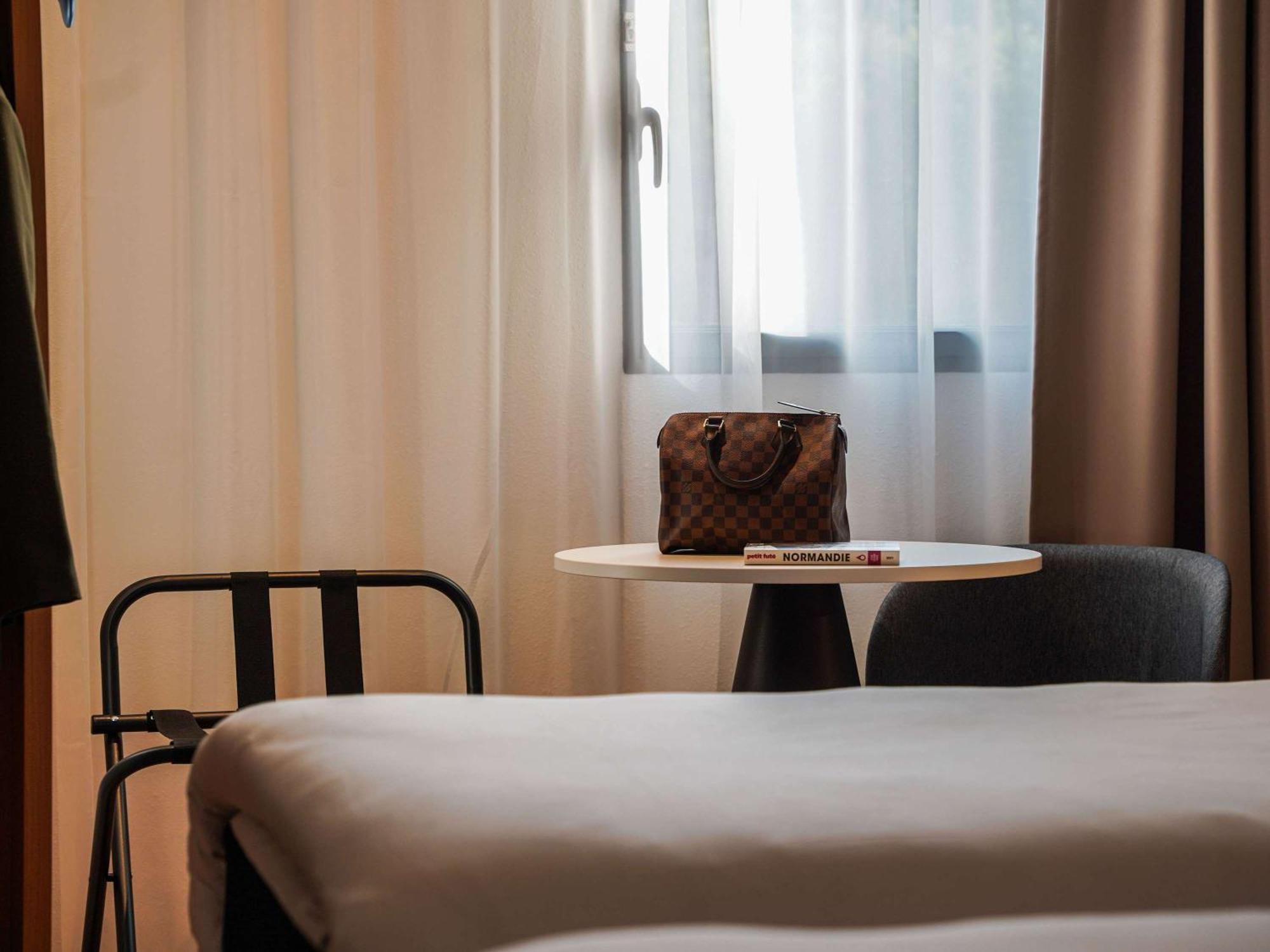 Hotel Ibis Bayeux Port En Bessin Esterno foto