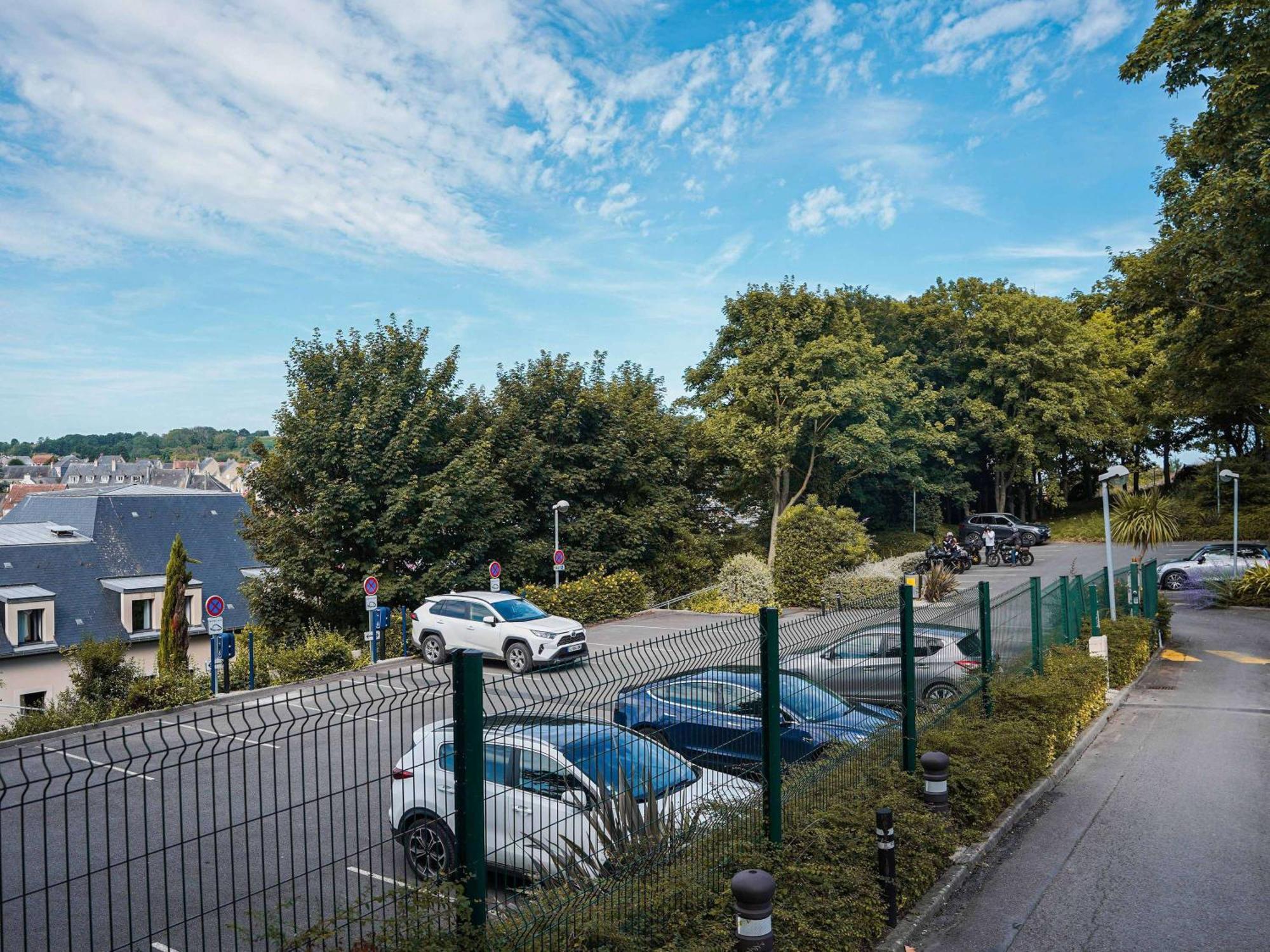 Hotel Ibis Bayeux Port En Bessin Esterno foto