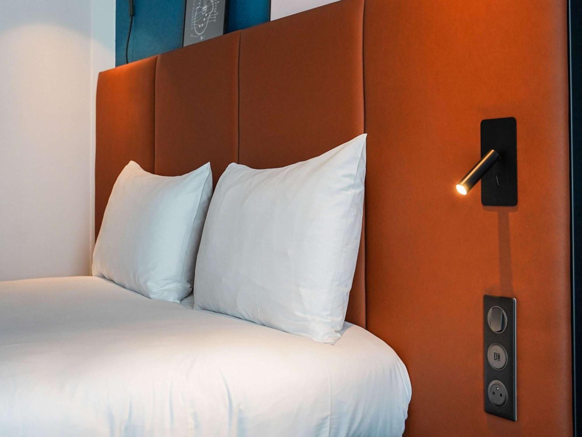 Hotel Ibis Bayeux Port En Bessin Esterno foto